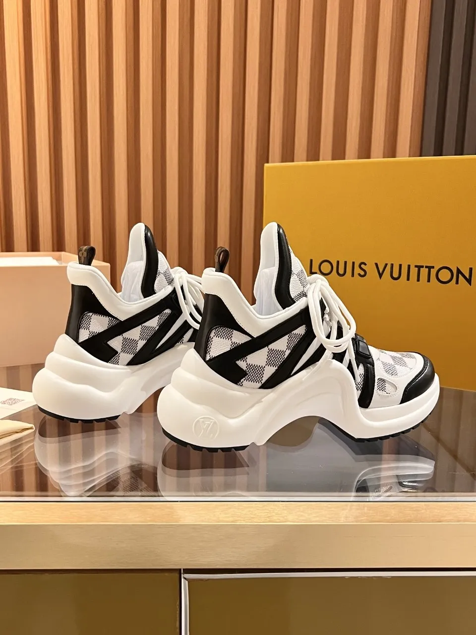 👟👟Ex-factory price 800👟👟 2025 new LV fancy black and white diamond model, high-end and elegant, showing long legs, casual sports dad shoes with heel height of about 5.5cm, 35-41